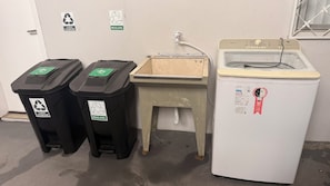 Three waste bins and a washing machine. - LOFT127 - 01 (Itajaí)