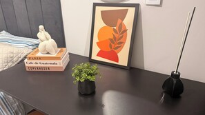 Schreibtisch, laptopgeeigneter Arbeitsplatz, kostenloses WLAN