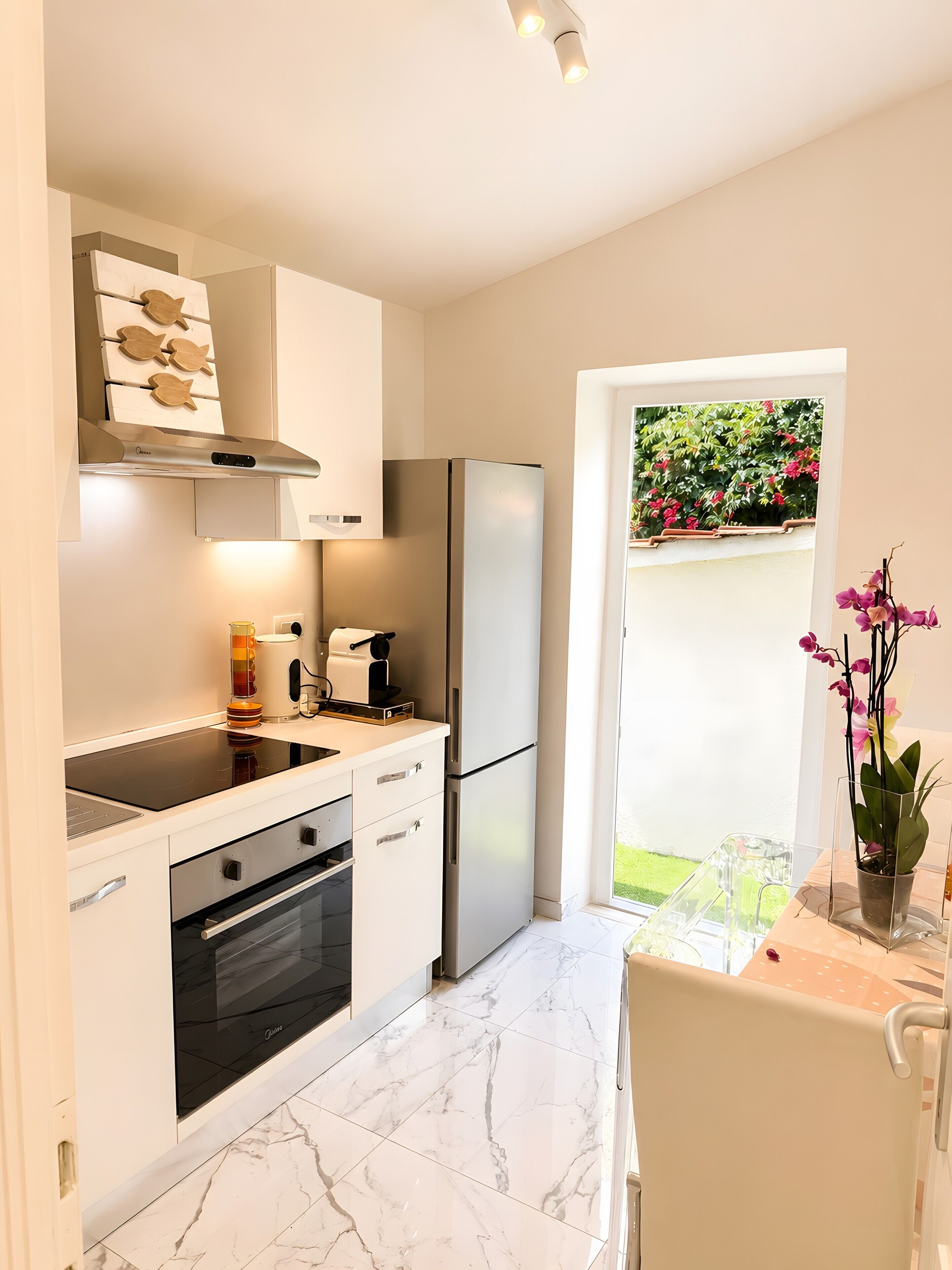 Fridge, oven, stovetop, coffee/tea maker
