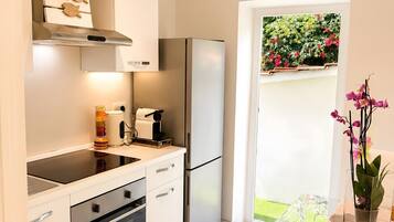 Fridge, oven, stovetop, coffee/tea maker