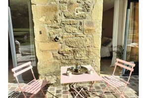 Outdoor dining - Domaine du Moulin de La Roque - Lovers' Spring (Castels et Bézenac)