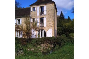 Exterior - Domaine du Moulin de La Roque - Lovers' Spring (Castels et Bézenac)