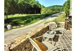 Outdoor dining - Domaine du Moulin de La Roque - Lovers' Spring (Castels et Bézenac)