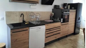 Coffee/tea maker, fridge, oven, stovetop