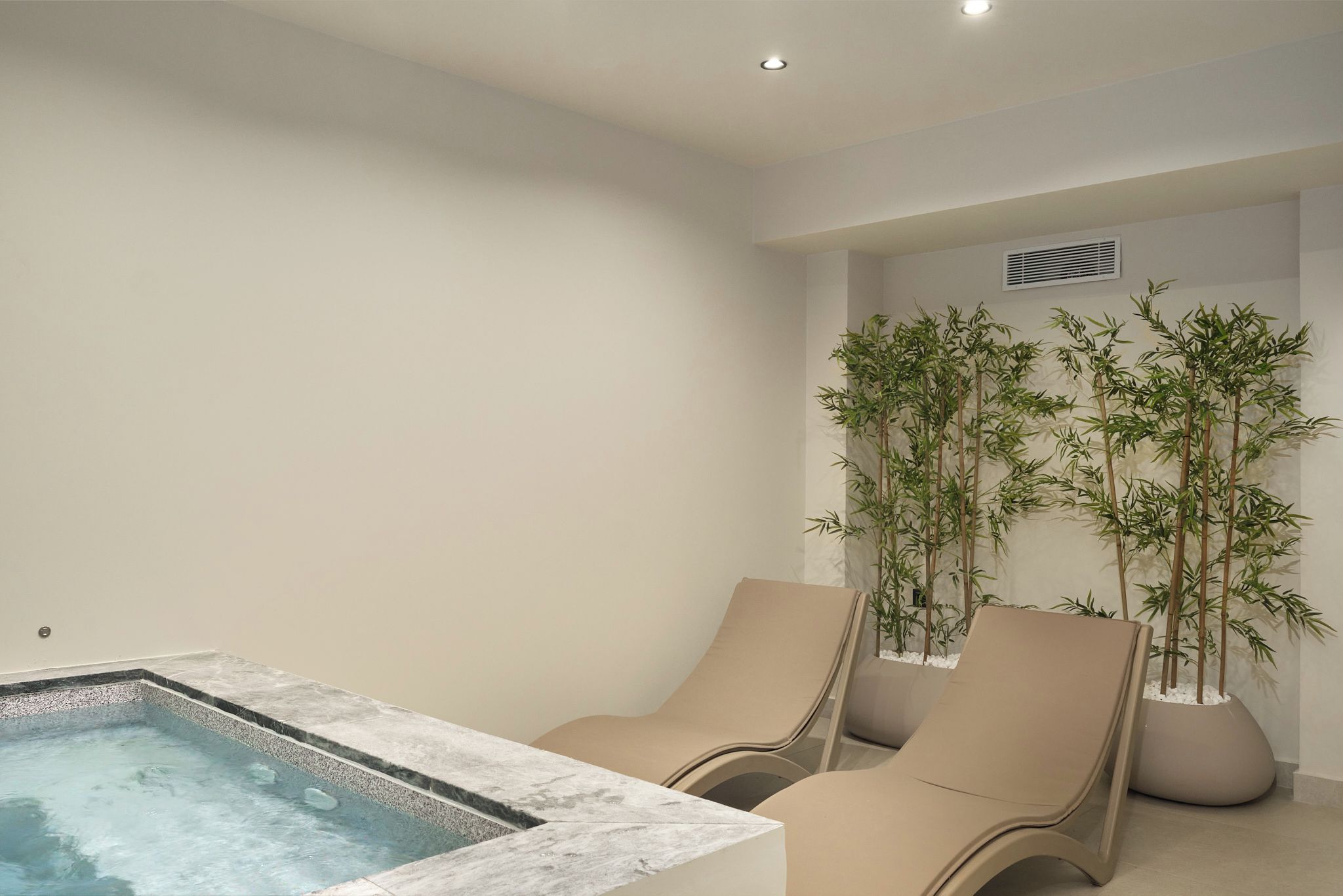 Un área de spa con un jacuzzi y dos sillones reclinables.
