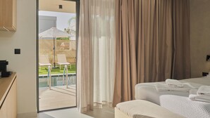 Quarto de hotel com cama, escrivaninha e vista para a área da piscina.
