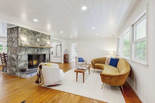 Unplugged Retreat, covered porch, BBQ, firepit