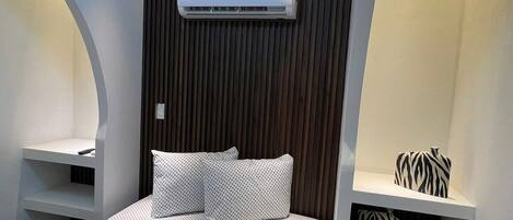 Iron/ironing board, bed sheets