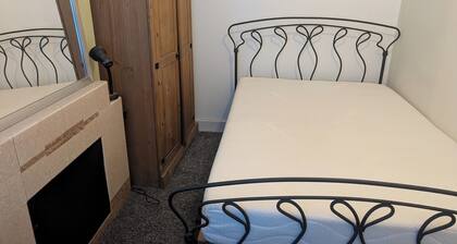 House Sleeps 2 With Parking and Patio