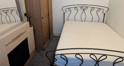 House Sleeps 2 With Parking and Patio