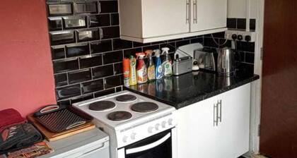 House Sleeps 2 With Parking and Patio