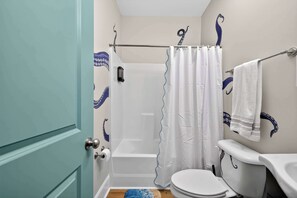 Shower, hair dryer, towels, shampoo - Under the Sea 1BR/1BA  – Storybook Suites (Raleigh)