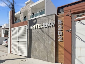 Un bâtiment sur lequel on peut lire l’inscription « SANTELENA » et le numéro « 5202 » sur le mur.