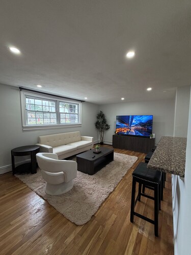 Renovated 2BR – Near Airport – Modern Stay