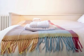 Iron/ironing board, Internet, bed sheets - Colourful Studio Flat in Haggerston (Greater London)