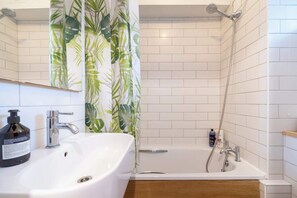 Shower, hair dryer, shampoo - Colourful Studio Flat in Haggerston (Greater London)