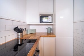 Fridge, microwave, oven, stovetop - Colourful Studio Flat in Haggerston (Greater London)