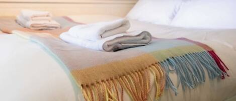 Tabla de planchar con plancha, acceso a internet y ropa de cama