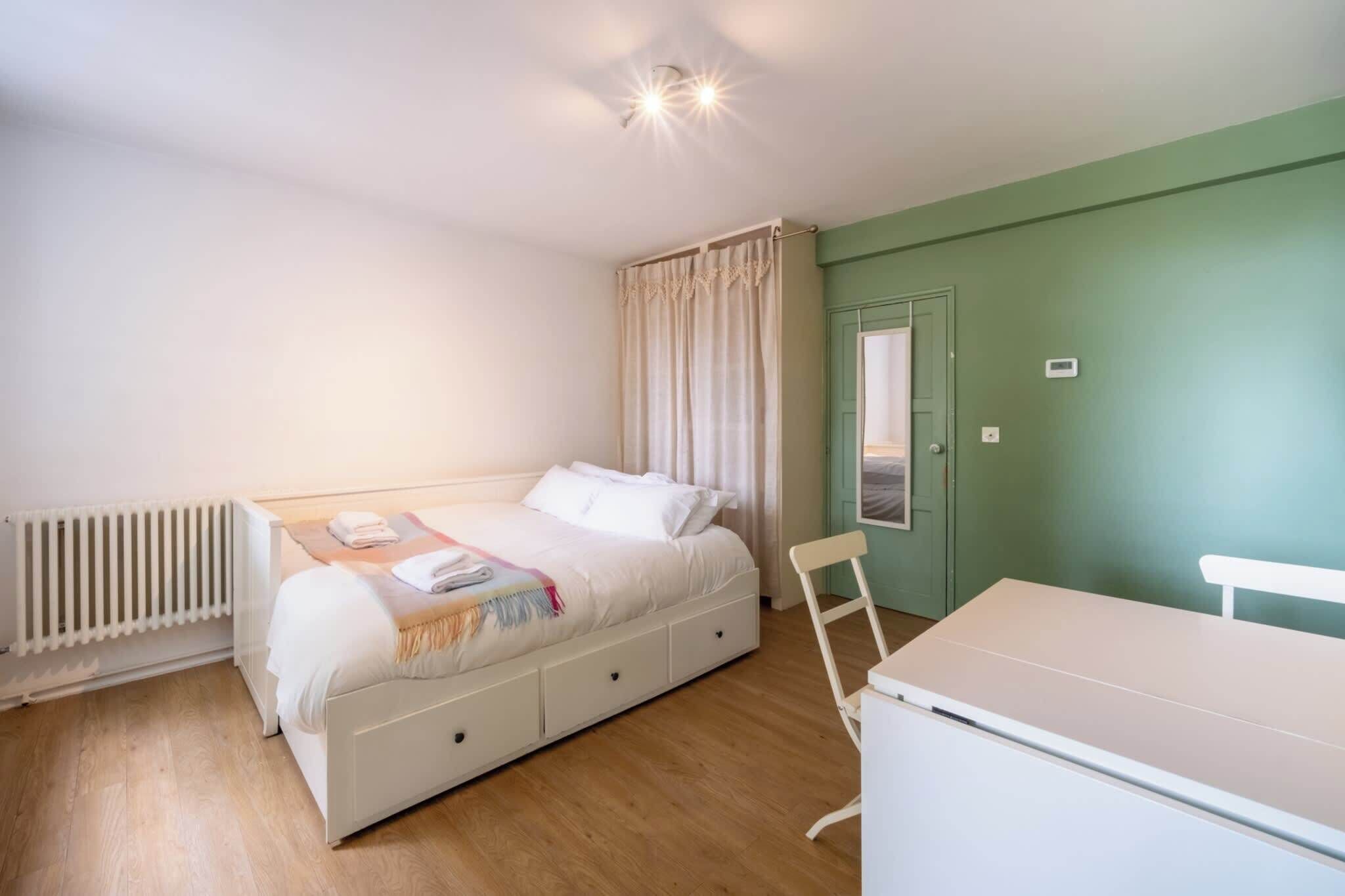 Iron/ironing board, internet, bed sheets