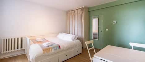 Iron/ironing board, internet, bed sheets