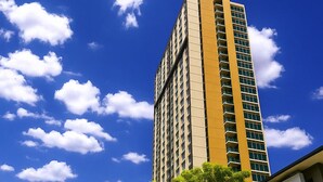 A tall building with a sign reading "UNIXX South Pattaya" in front. - High Rise Luxury Stay Near Beach & Walking Street (ตำบล หนองปรือ)