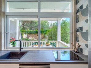 Eine Küche mit Fenster, Spüle und Arbeitsplatte.