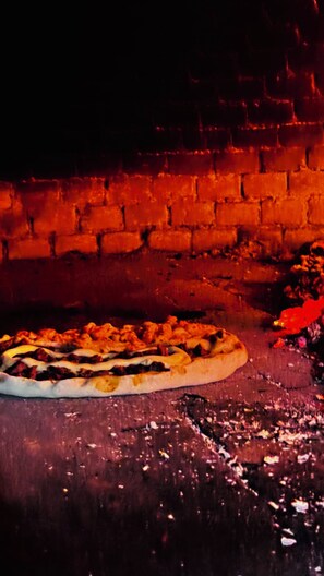 Una pizza en un horno de ladrillo.