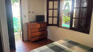 Quarto quádruplo conforto, vista para o jardim | Escrivaninha, Wi-Fi de cortesia