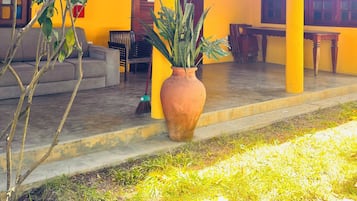 Quarto casal conforto, vista para o jardim | Terraço/pátio