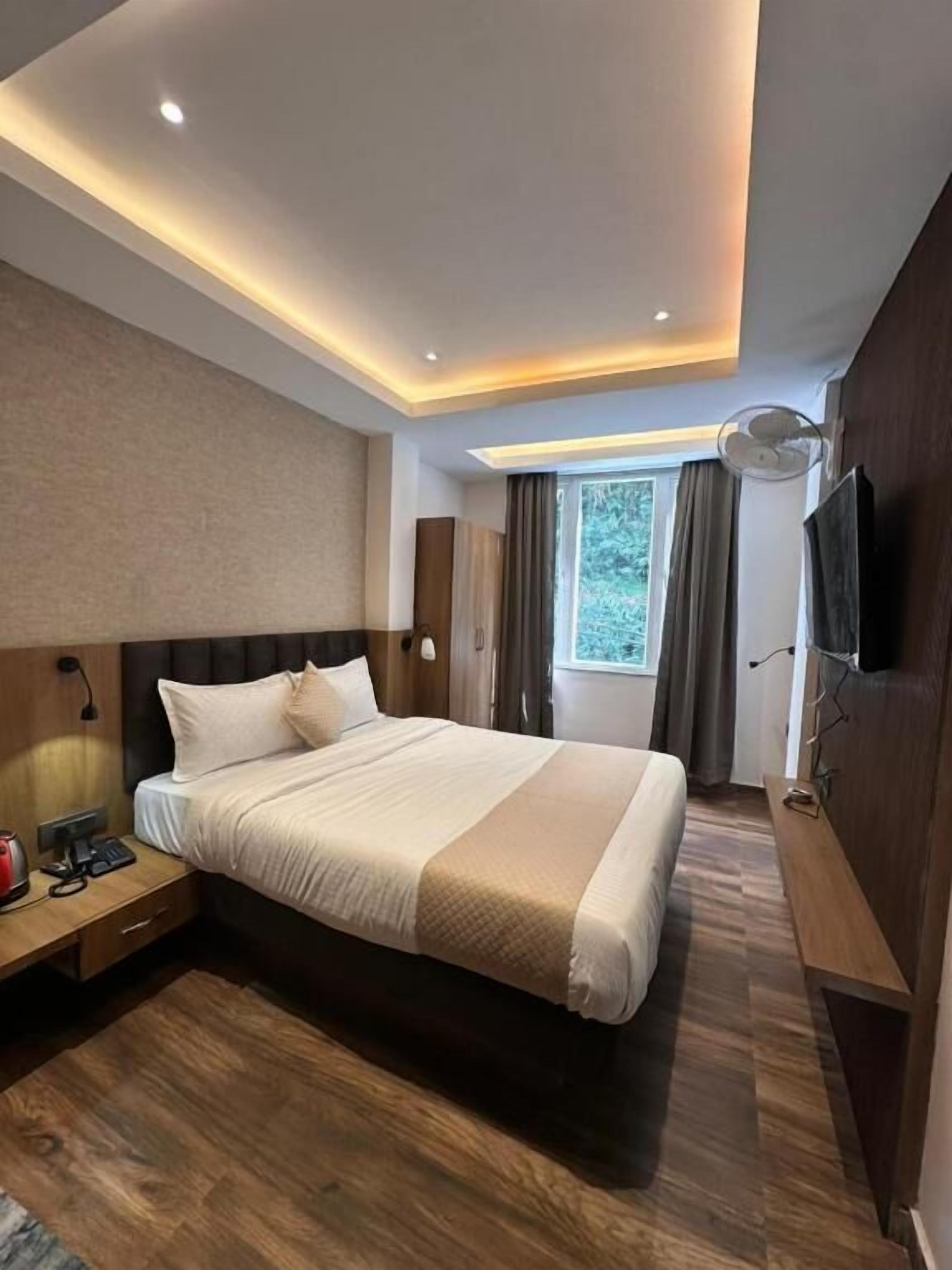 Kahden hengen deluxe-huone, kaupunkinäköala | Silitysrauta/-lauta, ilmainen Wi-Fi