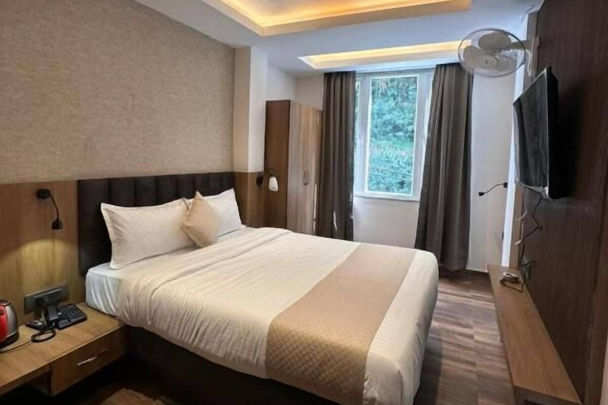 Deluxe Double Room, City View | Seterika/papan seterika, Wi-fi percuma 