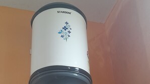 Scaldabagno con pannello di controllo, due tubi e una valvola.