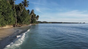 Praia particular, areia branca, prática de ioga na praia 