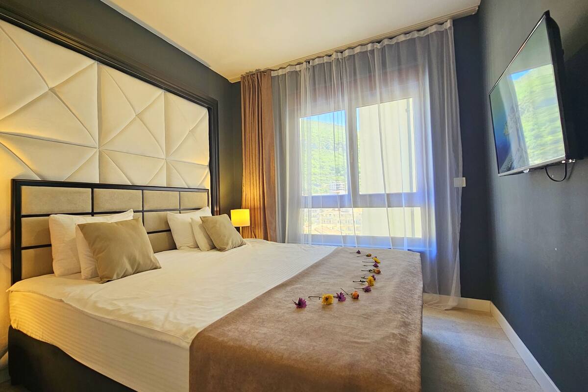 Luxury Suite, Balcony, Sea View | In-room safe, iron/ironing board (on request), WiFi (free)