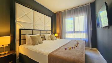Suite Luxury, balcone, vista mare | Una cassaforte in camera, ferro/asse da stiro, Wi-Fi gratuito