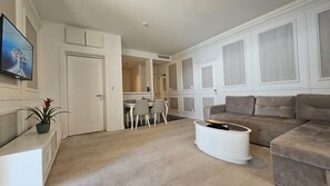 Luxury Suite, Balcony, Sea View | Interior