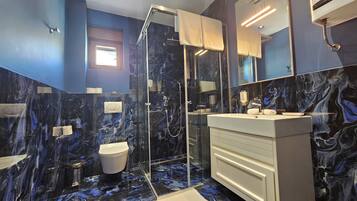 Luksus-suite - balkon - havudsigt | Badeværelse | Gratis toiletartikler, hjemmesko, Sæbe, Shampoo