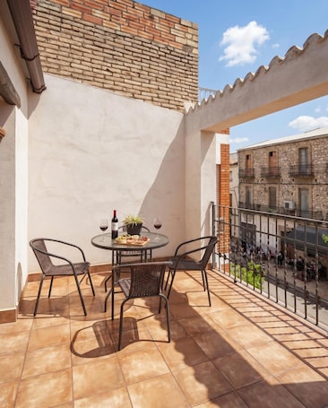 Outdoor dining. Apartment 'Ca La Inés' with Private Terrace, Wi-Fi and Air Conditioning