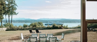 Modern, stylish, 3-bdr home, large spaces with stunning ocean & mountain views