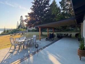 Outdoor dining - Modern, stylish, 3-bdr home, large spaces with stunning ocean & mountain views (Quathiaski Cove)