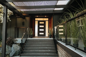 Exterior detail - Modern, stylish, 3-bdr home, large spaces with stunning ocean & mountain views (Quathiaski Cove)