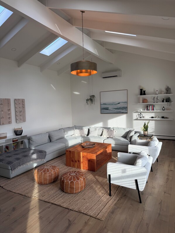 Smart TV - Modern, stylish, 3-bdr home, large spaces with stunning ocean & mountain views (Quathiaski Cove)