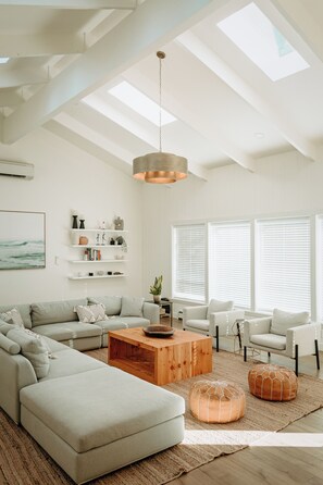 Smart TV - Modern, stylish, 3-bdr home, large spaces with stunning ocean & mountain views (Quathiaski Cove)