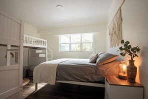 3 bedrooms, iron/ironing board, WiFi, bed sheets - Modern, stylish, 3-bdr home, large spaces with stunning ocean & mountain views (Quathiaski Cove)