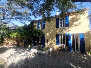 Exterior - Provençal villa, lagoon-style pool, pétanque, garden / Luberon and Alpilles – sleeps 14 (Mallemort)