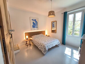 Een strijkplank/strijkijzer, wifi, beddengoed, rolstoeltoegang