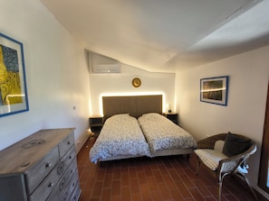 7 bedrooms, iron/ironing board, WiFi, bed sheets - Provençal villa, lagoon-style pool, pétanque, garden / Luberon and Alpilles – sleeps 14 (Mallemort)