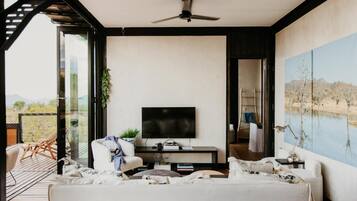 Panoramic Villa, Mountain View | Living area