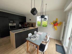 Private kitchen - A Breton house overlooking the beach, fully renovated in 2025 (ST JACUT DE LA MER)