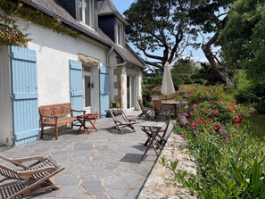 Terrace/patio - A Breton house overlooking the beach, fully renovated in 2025 (ST JACUT DE LA MER)